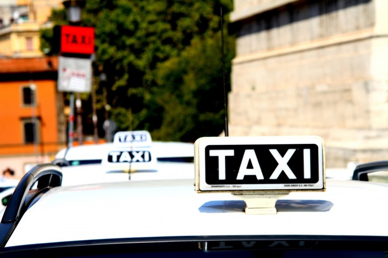 taxis-ST JEAN CAP FERRAT-min_taxi_auto_rome_road_white-1051610